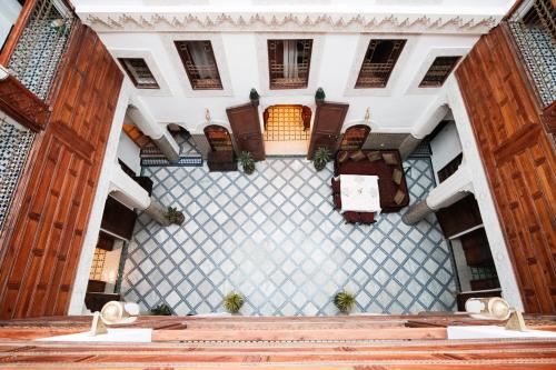 フェズにあるRiad Dar Lauraの建物内部の頭上の景色