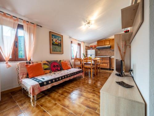 a living room with a couch and a table at Appartamenti La Conchiglia in Chia