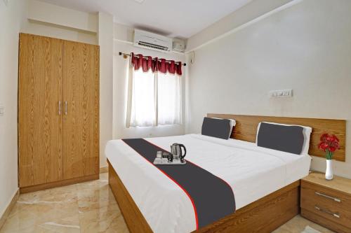 - une chambre avec un grand lit dans l'établissement Flagship Sri Sai Comforts, à Bangalore