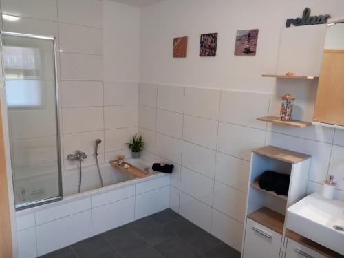 y baño con ducha y lavamanos. en Landidylle im Erlbachtal, en Kraftsdorf