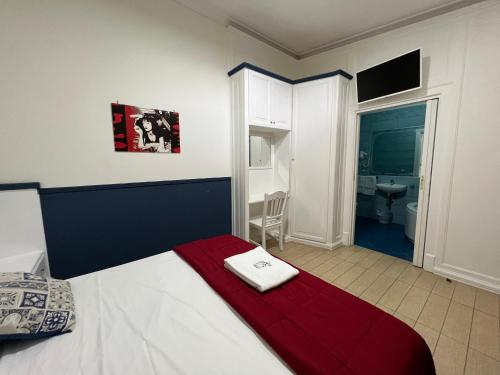 Un dormitorio con una cama con una manta roja. en hotel tiffany, en Varcaturo