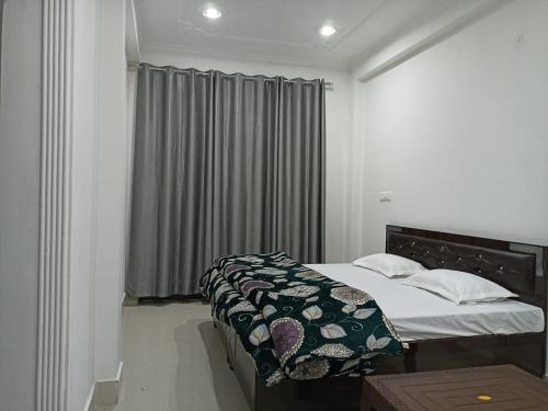una camera con letto e finestra di RADHA BNB ( HOMESTAY ) a Dharamshala