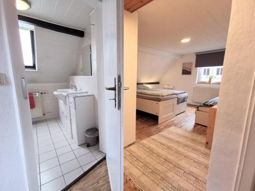 Kleines Zimmer mit Bad und Schlafzimmer in der Unterkunft Fachwerkhaus mitten in der Altstadt - Ferien in Rotenburg in Rotenburg an der Fulda