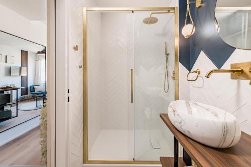 bagno con doccia e lavandino di SARAH - Design Studio Lumineux Bergson a Saint-Étienne