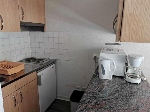 une cuisine avec un comptoir avec un mixeur dessus dans l'établissement Studio Cabine 4 Pers - Pied des Pistes - Parking - Animaux Autorisés - FR-1-404-50, à La Mongie