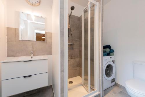 une salle de bain avec douche et machine à laver dans l'établissement L'Aubuisson - Apt Climatisé Avec Terrasse Privée, à Toulouse
