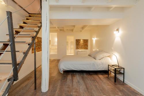 une chambre avec un lit et un escalier dans l'établissement L'Aubuisson - Apt Climatisé Avec Terrasse Privée, à Toulouse