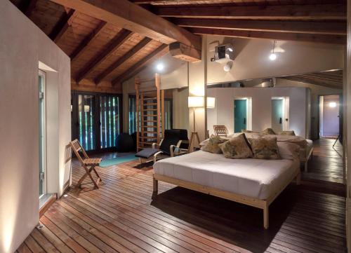 - une chambre avec un lit et un salon dans l'établissement Villa Zarri Guest House, à Castel Maggiore