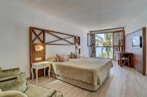 En eller flere senger på et rom på Hoposa Costa D'or - Adults Only