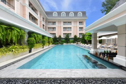 a swimming pool in the middle of a building at The Beverly Hotel Pattaya in Pattaya South
