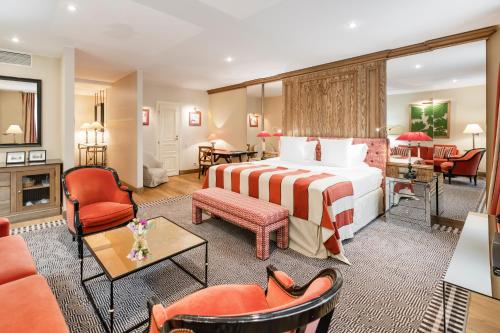Tempat tidur dalam kamar di Relais & Châteaux Stikliai Hotel