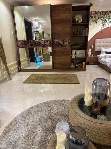 una sala de estar con una mesa con velas. en شقة مفروشة في المسعودي en Al Ain