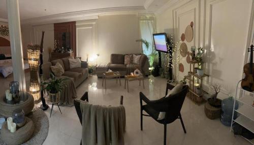 sala de estar con sofá y mesa en شقة مفروشة في المسعودي en Al Ain