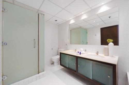 y baño con lavabo, aseo y espejo. en Maison Privee - Dreamy Apt with Jaw-Dropping Marina Views, en Dubái