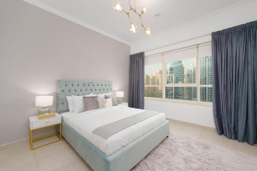 1 dormitorio con cama grande y ventana grande en Maison Privee - Dreamy Apt with Jaw-Dropping Marina Views, en Dubái