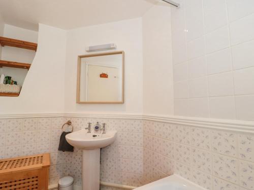 uma casa de banho com um lavatório e um WC em Abbey Cottage Montacute em Montacute