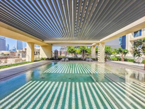 une piscine sur le toit d'un bâtiment dans l'établissement Stunning Burj Royale Residence Downtown Dubai - Burj Khalifa, à Dubaï