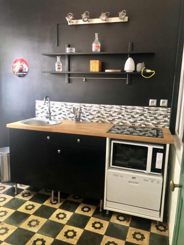 - une cuisine avec un comptoir, un évier et une cuisinière dans l'établissement Maison Béthune Centre, à Béthune