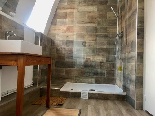 une salle de bain avec douche et lavabo dans l'établissement Maison Béthune Centre, à Béthune