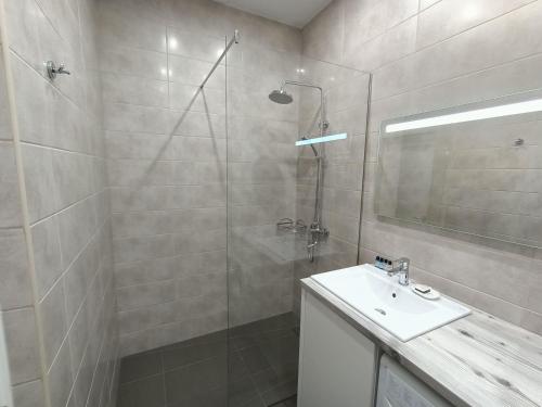 Ένα μπάνιο στο Apartments Bis House
