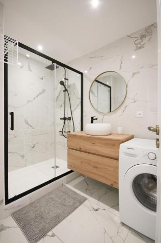 une salle de bain avec douche et machine à laver dans l'établissement La Belle Epoque - Proche Gare - Parking Gratuit, à Angoulême