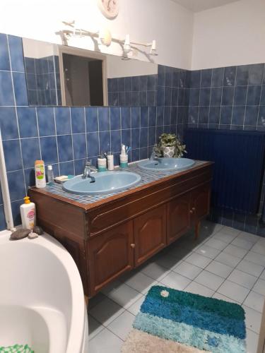 La salle de bains est pourvue d'un lavabo, de toilettes et d'un miroir. dans l'établissement Chambre privée dans une maison individuelle, à Ronchin