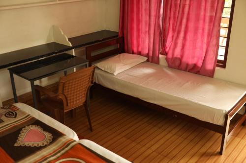 Postel nebo postele na pokoji v ubytování ASHRAMAM HEALTH RESORT