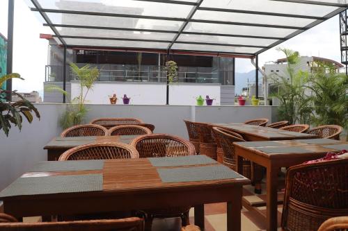 Un grupo de mesas y sillas en un patio. en Hotel Pipal Tree, en Katmandú