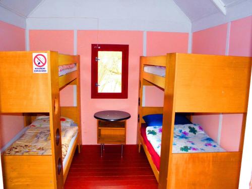 Bunk bed o mga bunk bed sa kuwarto sa Kempink U Šerifa