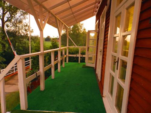 an empty porch of a house with green grass at Kempink U Šerifa in Protivín