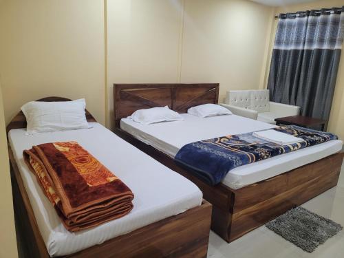 2 camas individuales en una habitación con 3 camas individuales que establece que en The Western Lodge, en Narjon Basti