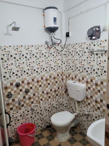 y baño con aseo y lavamanos. en The Western Lodge, en Narjon Basti