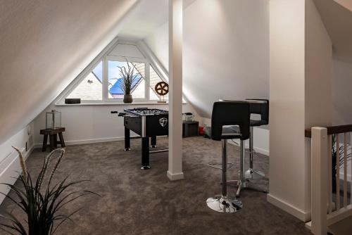 Pokój na poddaszu z biurkiem i oknem w obiekcie Haus Traubeneiche w Büsum