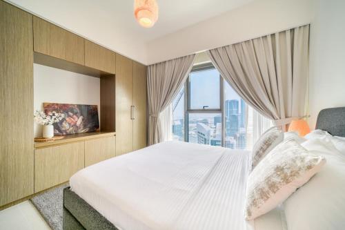 Postel nebo postele na pokoji v ubytování Burj Royale, Downtown Dubai - Mint Stay
