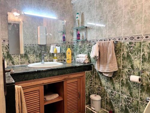 y baño con lavabo y espejo. en 2 bedrooms + living room. Intelak 1 Rabat Agdal en Rabat