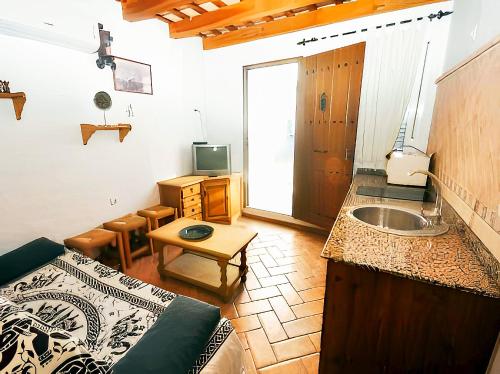 sala de estar con sofá y lavamanos en Apartamentos Cerca del Mar con Azotea Comunitaria, en Conil de la Frontera