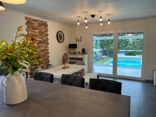 - une cuisine et une salle à manger avec une table et des chaises dans l'établissement Villa piscine & terrain tennis, à Méjannes-le-Clap
