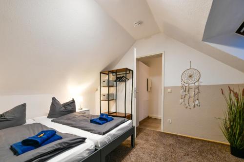 1 dormitorio con 2 camas en una habitación en Großes Spree Apartment, 3 Schlafzimmer bis 10 Personen, 4x KfZ Parkplatz, Terrasse, Waschtrockner, Wlan, Netflix, en Cottbus