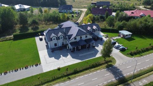 una vista aérea de una casa grande en una carretera en Zajazd Arkadia, en Siemiatycze