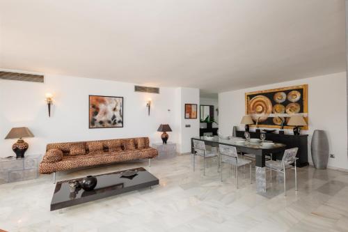 Exclusive Penthouse, with Sea and Marina Views and Private Parking, in the Heart of Puerto Banús