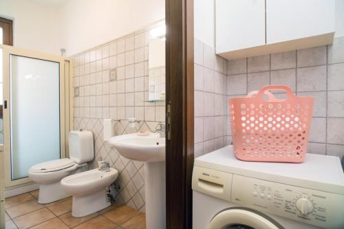 un baño con lavabo y un bolso rosa en una encimera en La casa di Terry en Acireale