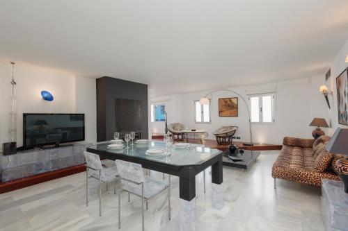 Exclusive Penthouse, with Sea and Marina Views and Private Parking, in the Heart of Puerto Banús