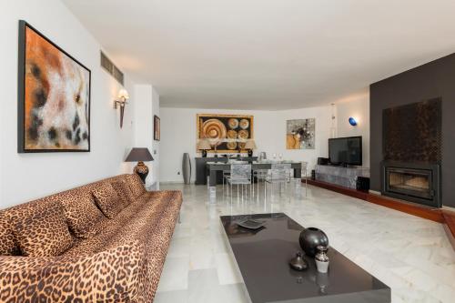 Exclusive Penthouse, with Sea and Marina Views and Private Parking, in the Heart of Puerto Banús