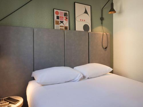 パリにあるイビス パリ イタリー トルビアックの白い枕2つ付きのベッド1台