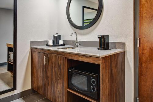 uma casa de banho com um lavatório e um micro-ondas em Hampton Inn & Suites Cape Coral / Fort Myers em Cape Coral