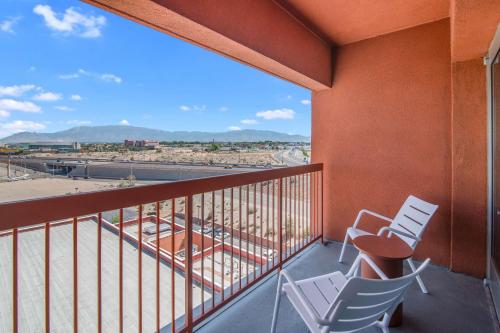 Μπαλκόνι ή βεράντα στο Embassy Suites by Hilton Albuquerque