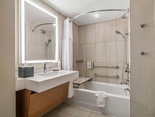 Ένα μπάνιο στο Embassy Suites by Hilton Albuquerque
