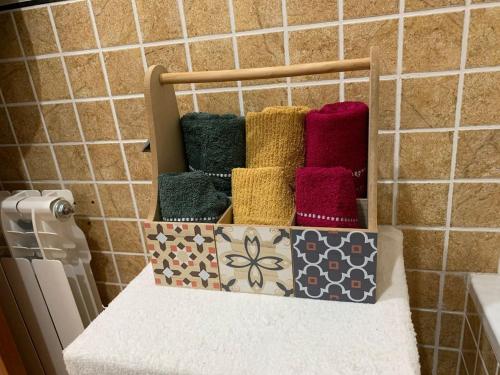 una fila de toallas de colores en el baño en ApartaMonti Dúplex, 