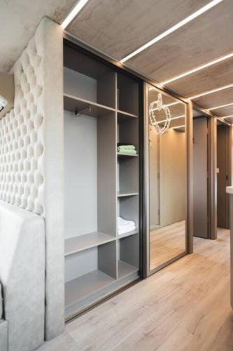 a room with a walk in closet with shelves at Deine schwimmende Auszeit auf dem Wasser - Festlieger Hausboot Tortuga in Dömitz