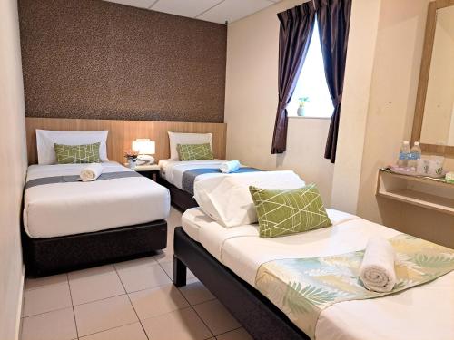 Postel nebo postele na pokoji v ubytování SCC Gateway Chinatown Hotel